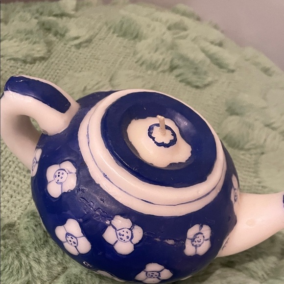 Blue and White Floral Teapot Candle - Picture 2 of 2